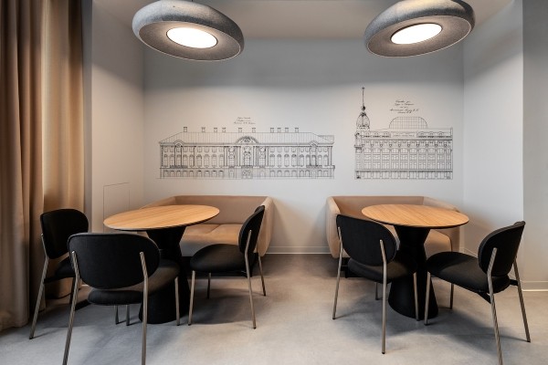 
            ВКонтакте завершила реновацию штаб-квартиры в Доме Зингера в Санкт-Петербурге
        